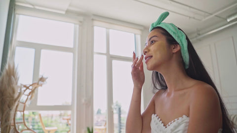 Illustrative video of a person touching the eye contour with fingertips.